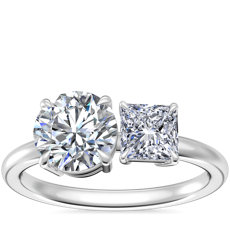 Anillo de compromiso de dos piedras con diamante de talla princesa en platino (1/2 qt. total)